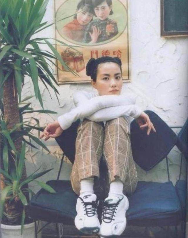 今年秋冬最火的裤子还属“格子裤”,百搭显瘦又时髦,真的巨好看