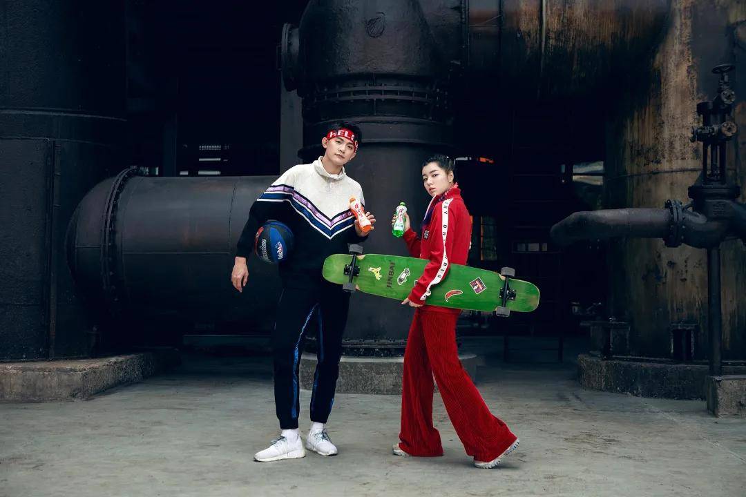 健力宝|佛山的秋日来了,一起解锁国潮秋日大片!别忘了带上你的“潮拍神器”。