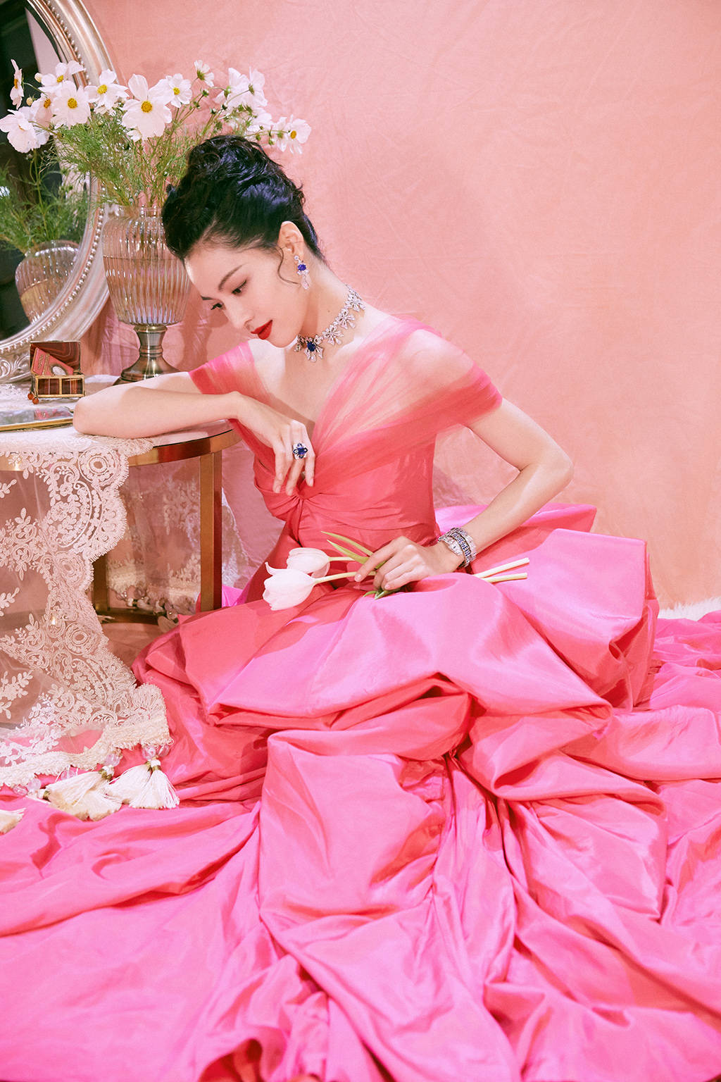 钟楚曦|宁静、娜扎、钟楚曦盛装出席时尚活动，唐艺昕产后首亮相暴露身材