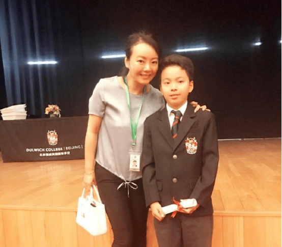 王诗龄|李湘晒王诗龄校服照，就读学校像城堡，学费25万对父母也有要求