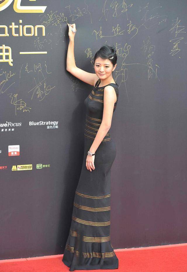 气质|安以轩身材真不赖，一袭透明黑裙性感优雅，气质太迷人