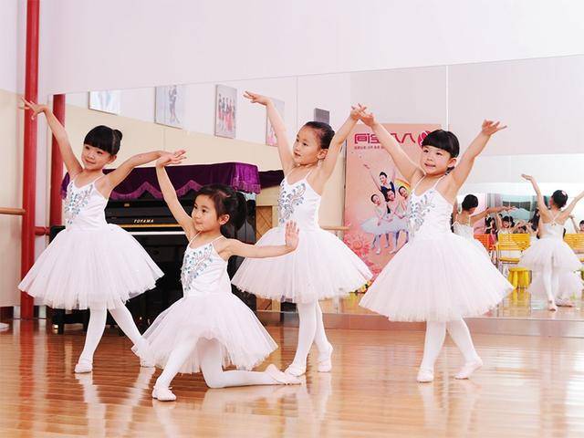 芭蕾舞|小朋友几岁开始学跳舞比较好？芭蕾舞好还是民族舞好？为什么？