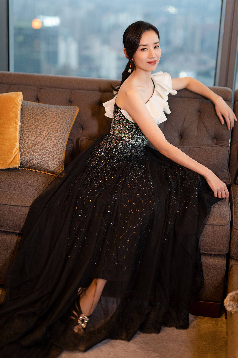 礼服|董洁40岁依然少女，穿斜肩礼服裙尽显好身材，美貌出众气质惊艳