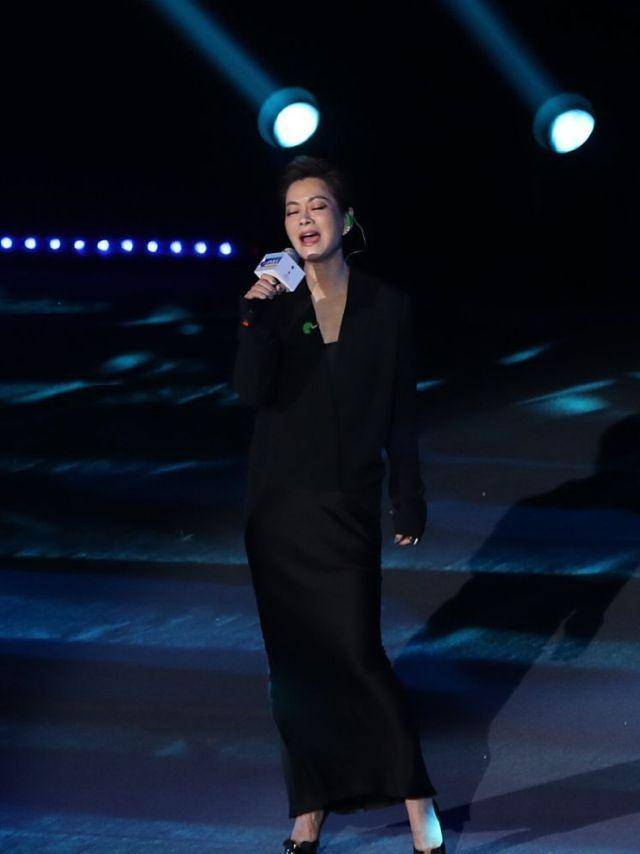 毛阿敏|毛阿敏脖子以上都是皱纹，再怎么化妆掩饰，57岁的状态是真实的！