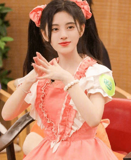 鞠婧祎|明星穿洛丽塔，鞠婧祎乖巧，看到王源：给女生一点空间吧！