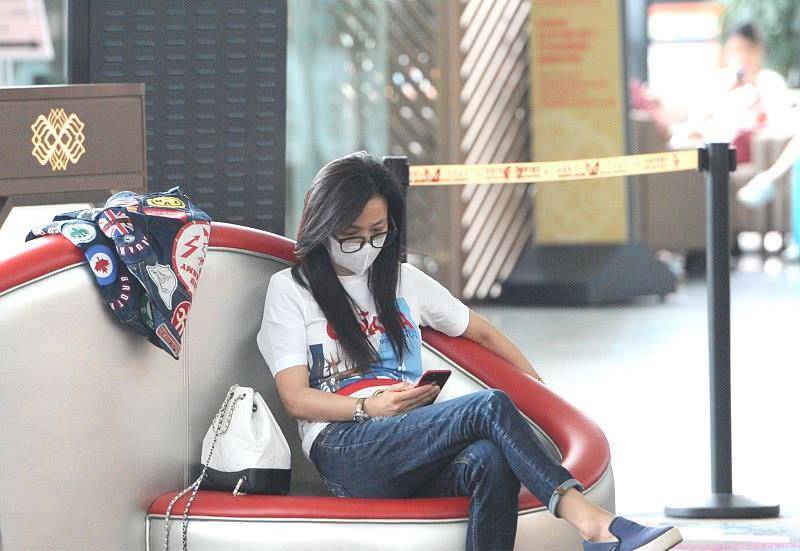 张庭|张庭用美颜滤镜证明年轻，但不修图挺真实，还得承认老了的事实！