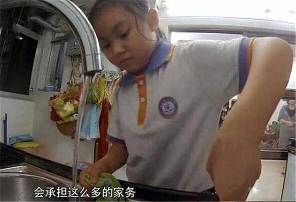 家务|13岁女儿在家像保姆包揽家务，妈妈指责：她烦死了，洗碗不刷锅