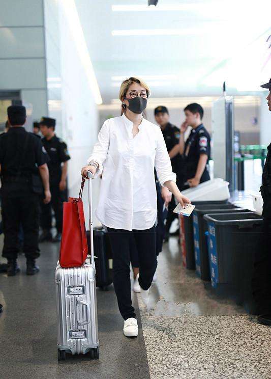 毛阿敏|毛阿敏脖子以上都是皱纹，再怎么化妆掩饰，57岁的状态是真实的！