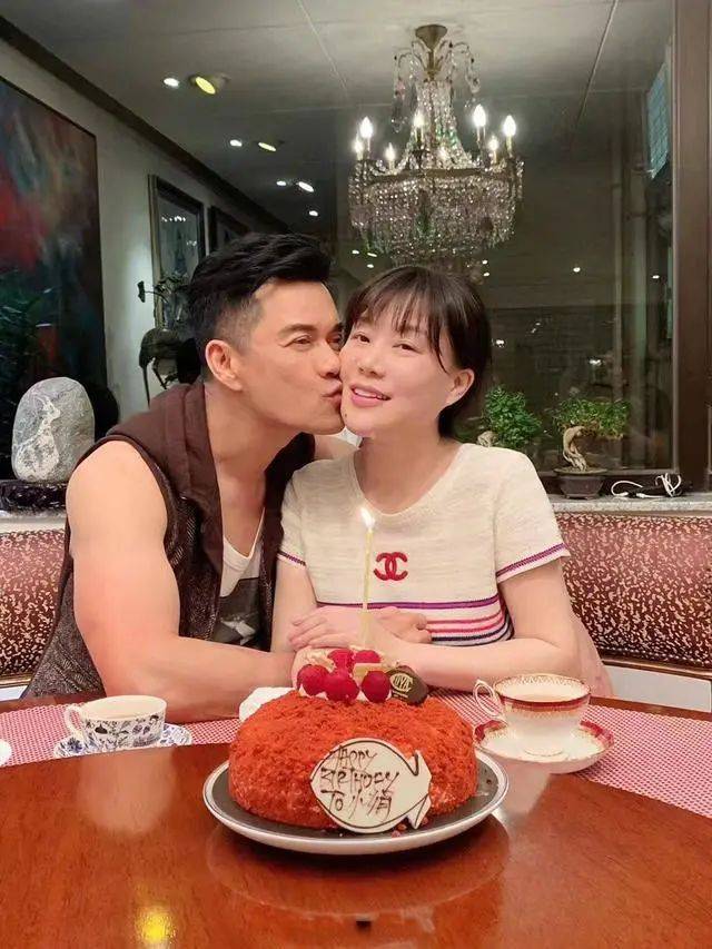 杨小娟穿小香风外套发福明显,一身的雍容贵气风度不减反增