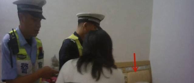 男女在床上脱内衣内裤_美女在家里脱内衣内裤