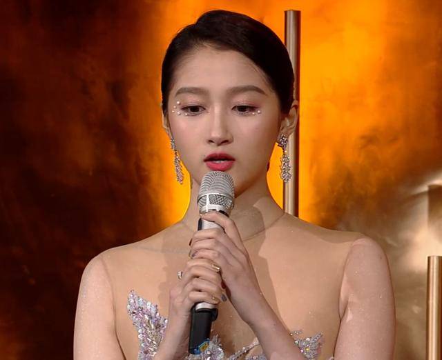 谭松韵|金鹰节开幕式女星集体发胖，张萌肿脸，谭松韵双下巴，宋茜最惨