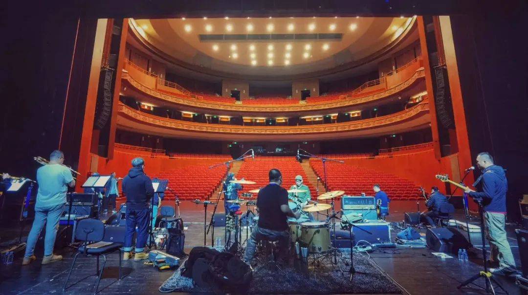 杭盖乐队 北归 保利剧院 杭盖与铜管|杭盖《北归》巡演下半程巡演呼和浩特站圆满落幕，精彩继续启程