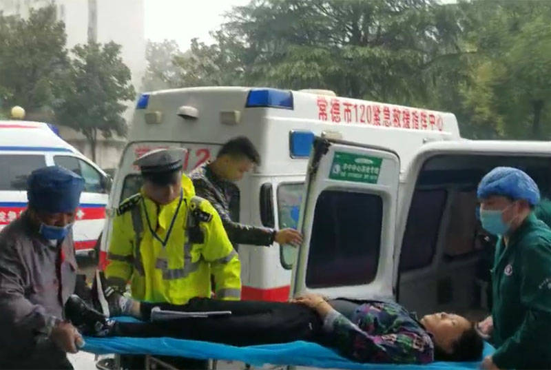 交警柳叶湖大队：女子骑车闯红灯撞上小车 交警