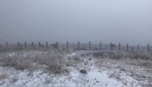 四川峨眉山迎入秋来第一场雪