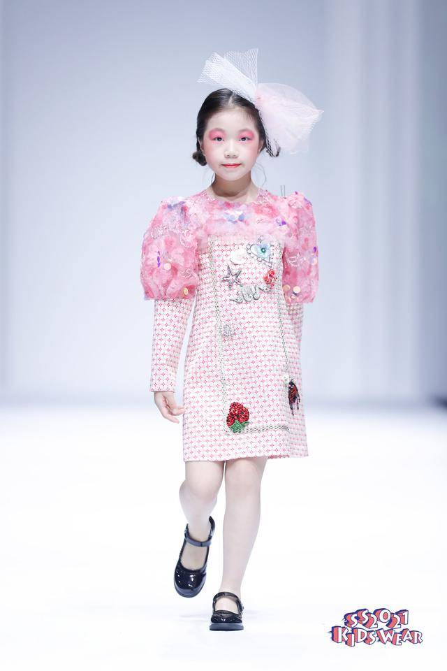 时尚|科技与时尚相融合——FUNNY DREAM高定礼服童装秀