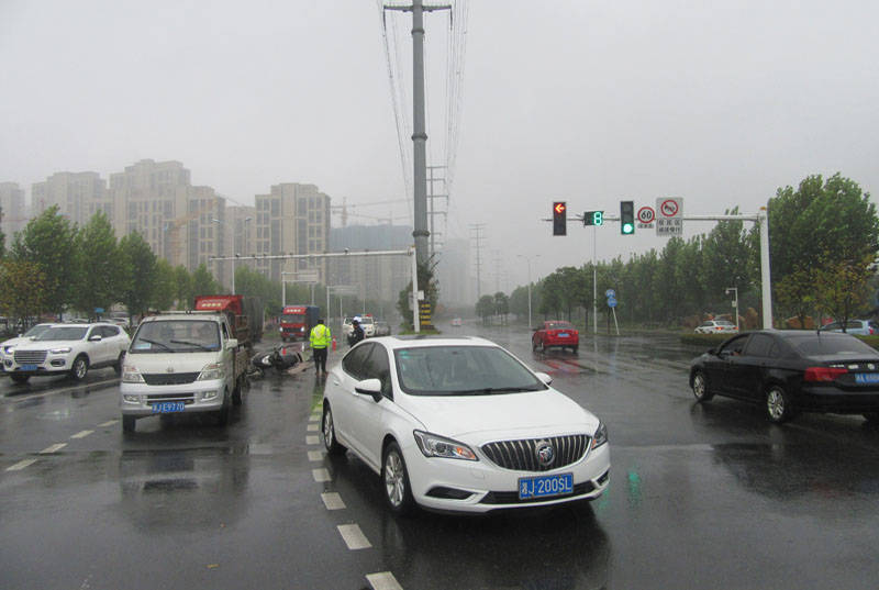 交警柳叶湖大队：女子骑车闯红灯撞上小车 交警