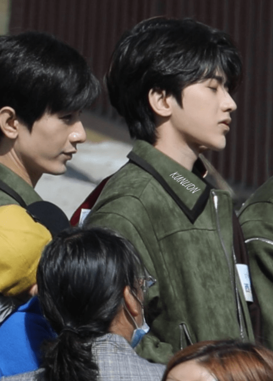 真比|成毅离开《琉璃》滤镜大变样，路透照如乡下人，真比不过蔡徐坤