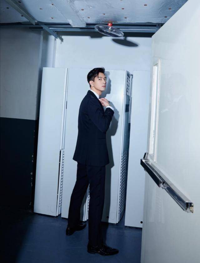 高调|李现终于再次高调！久违红毯造型霸气十足，入围韩国视帝火到国外