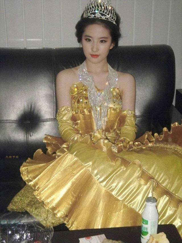 19岁刘亦菲金鹰女神幕后照,看到桌子,当年还在喝AD钙?