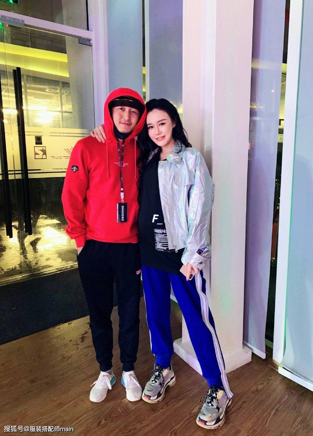 冉莹颖|拳王邹市明终于放开，穿亮黄运动服减龄又时髦，把老婆风头都抢了
