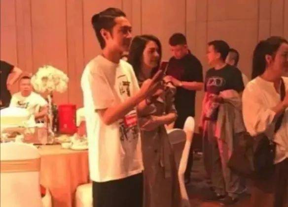 不晒张丹峰，坦言2020不留遗憾，洪欣怎么了？