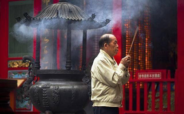 香灰|在寺庙里烧香，为什么一定要将香插入鼎式香炉里？