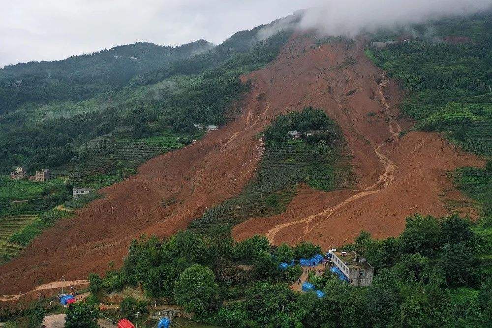 原创四川宣汉连日降雨北部山区突然发生大面积山体滑坡致5人遇难