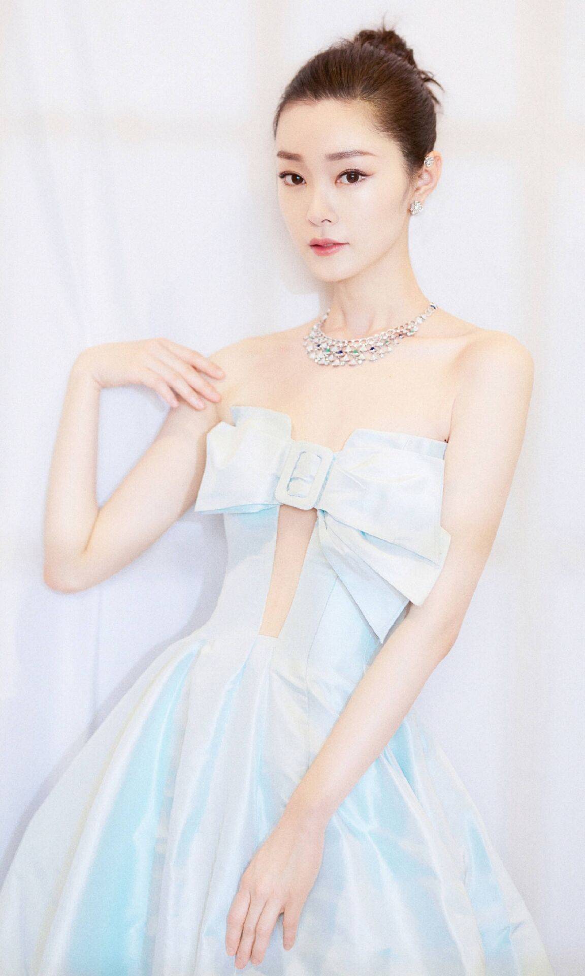 少女|宋轶挑战少女风穿搭，当她用手提起裙摆时，怎么看也不像80后