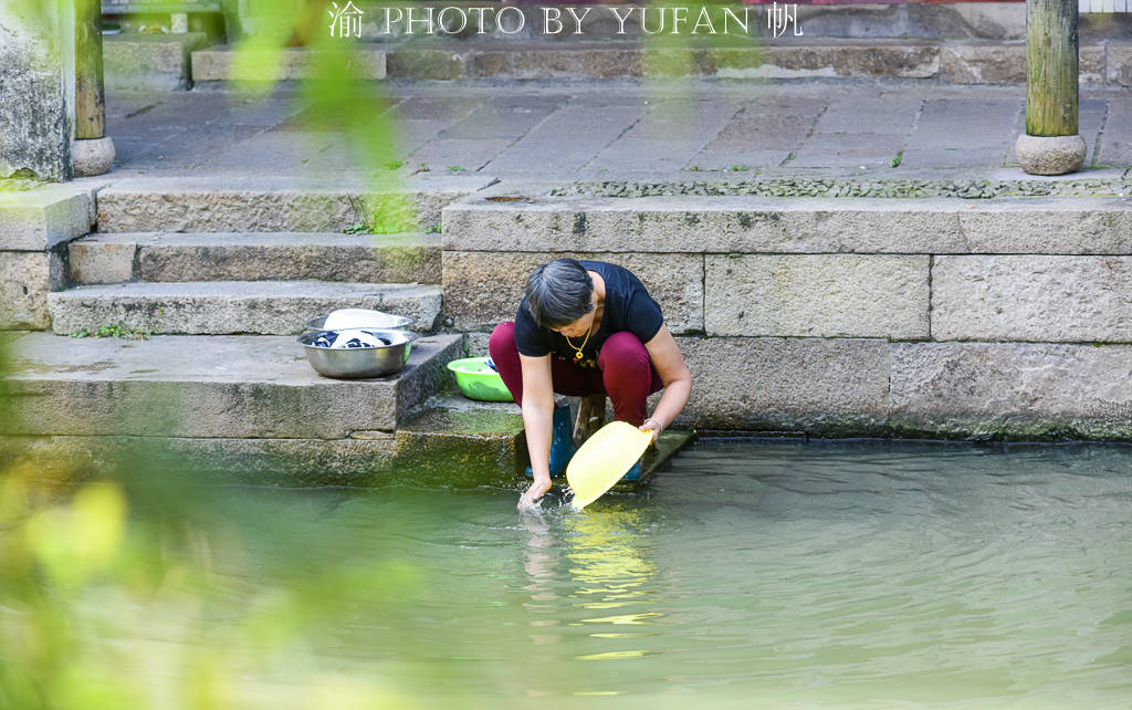 坐着摇橹船游黎里古镇，古建古桥相映成趣，一眼望去仿佛穿越千年