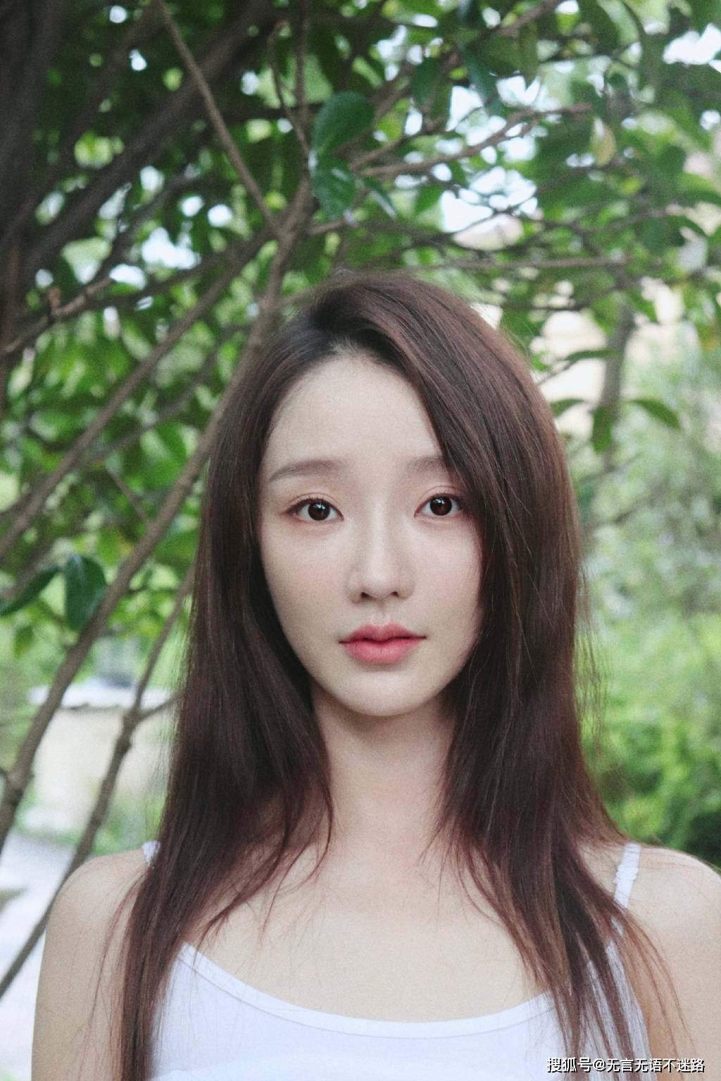 肖燕 披肩长发吊带 森林系唯美写真 清新明艳
