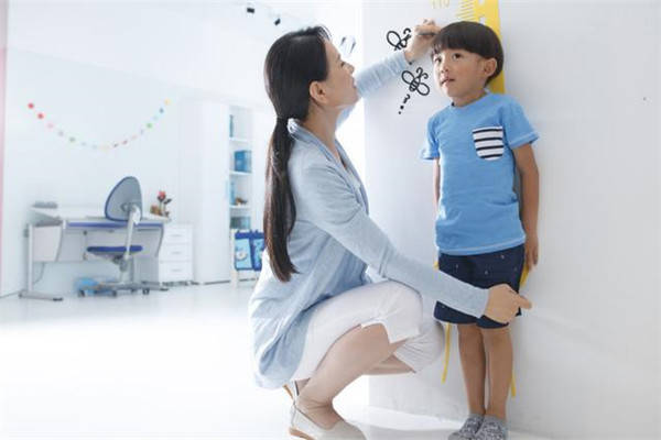 营养|还影响孩子长个,家长最好别再喂四种食物没营养不说