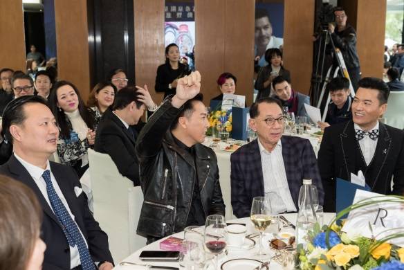 吕良伟|吕良伟精湛画功加持！万希泉限量版吉利彩鸡陀飞轮腕表问世