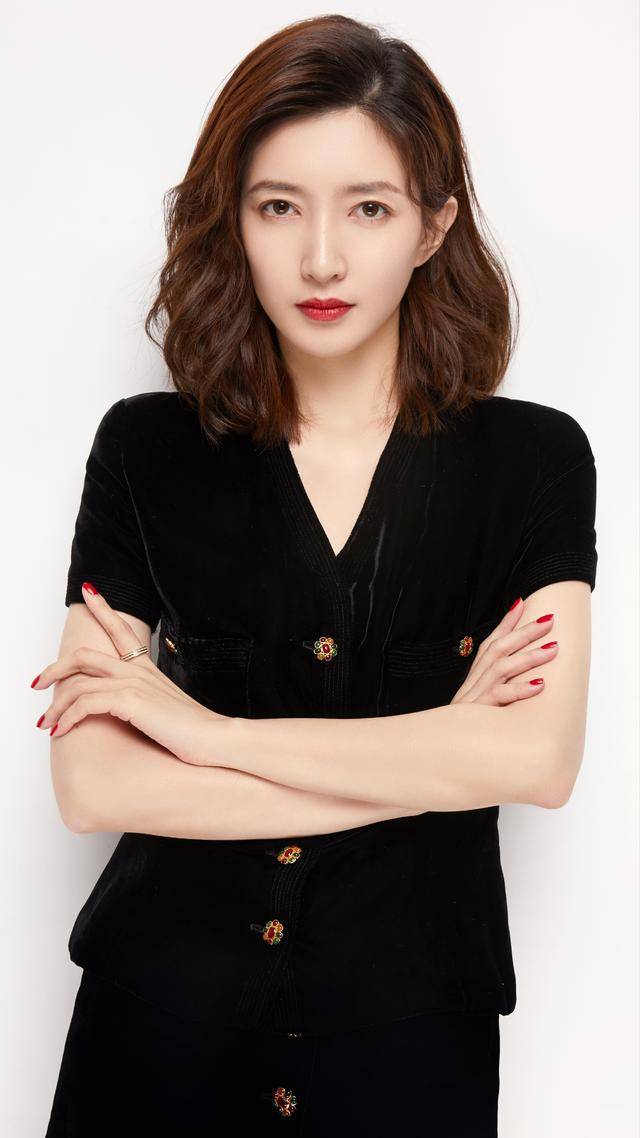 江疏影背后的人 4c750b5f001a417e90f6a46584c0198d.jpeg