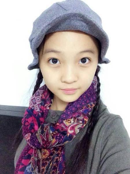 西装|21岁林妙可离开妈妈大变样!穿格纹西装干练不少,终于不幼稚了