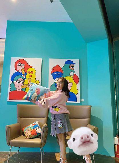 西装|21岁林妙可离开妈妈大变样!穿格纹西装干练不少,终于不幼稚了