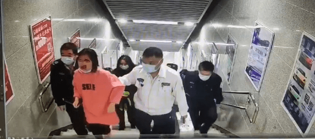 原创合肥女子一脚踩空滚下楼梯,直接送上120!这坏习惯很多人都有