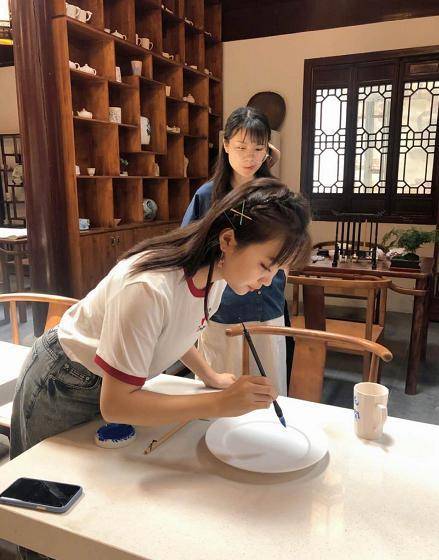 西装|21岁林妙可离开妈妈大变样!穿格纹西装干练不少,终于不幼稚了