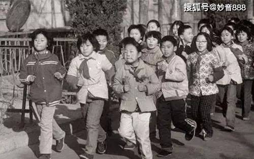 图为80年代小学生在跑早操,这是80年代学校最常见的画面.