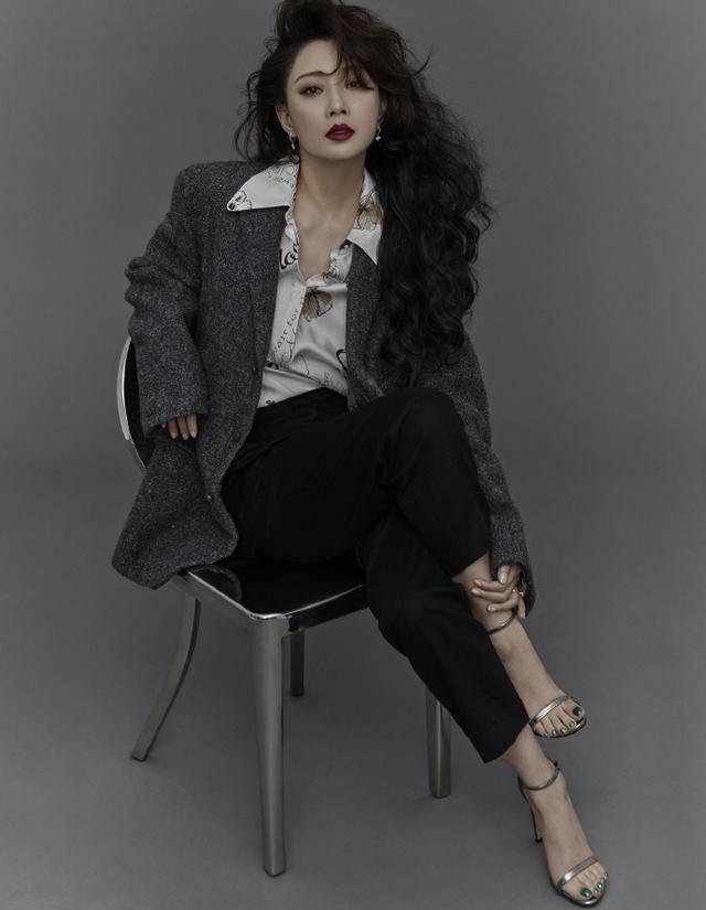 《涩女郎》红毯照曝光,殷桃水肿被批像男人婆