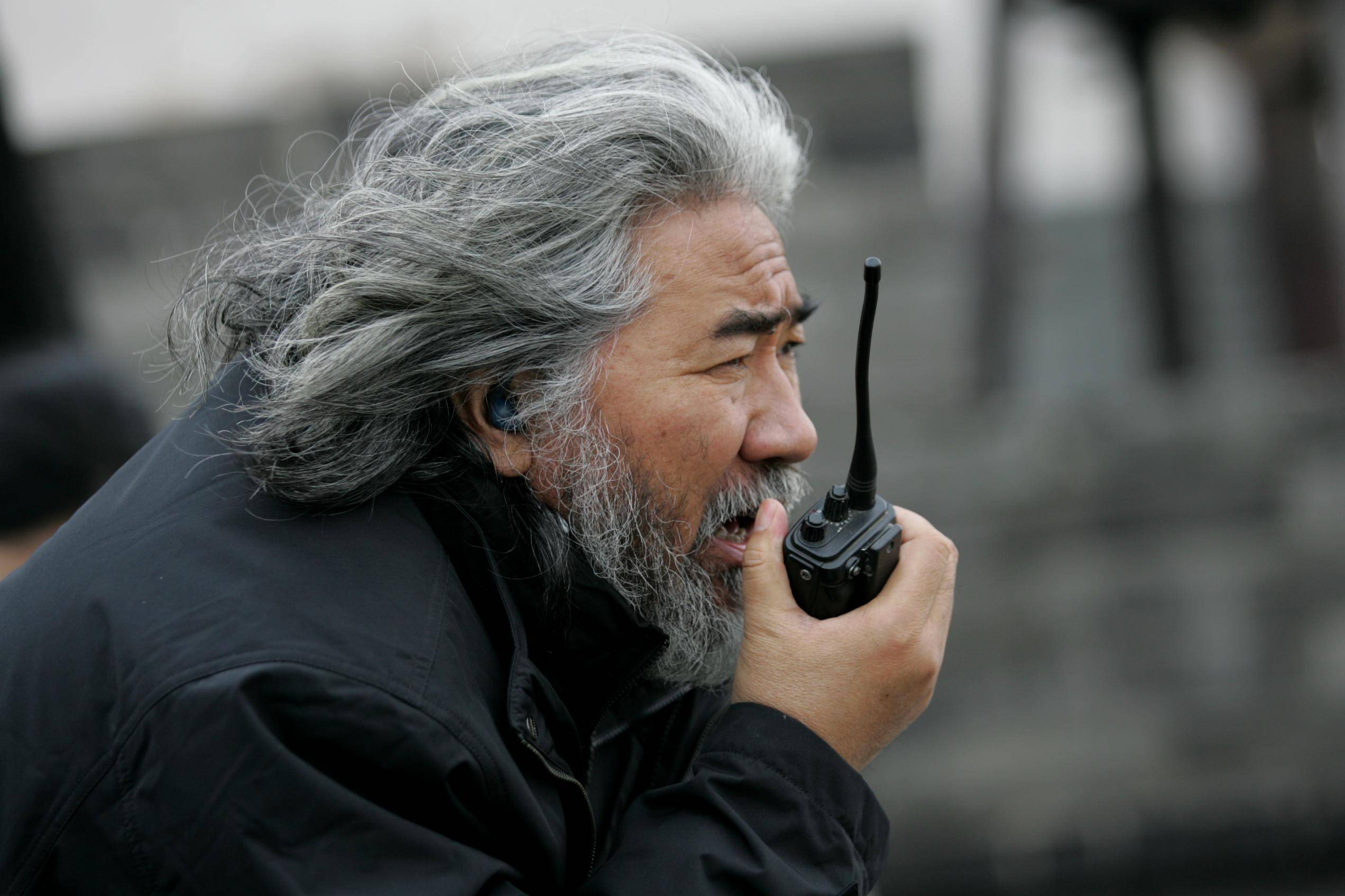 张纪中娇妻获丈夫霸气搂肩!为秀恩爱改图片,特地将亲密照调首位