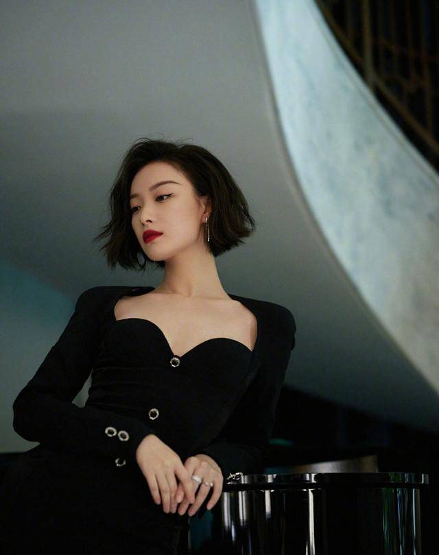 倪妮手拎高跟鞋下班，低胸礼服秀好身材，网友