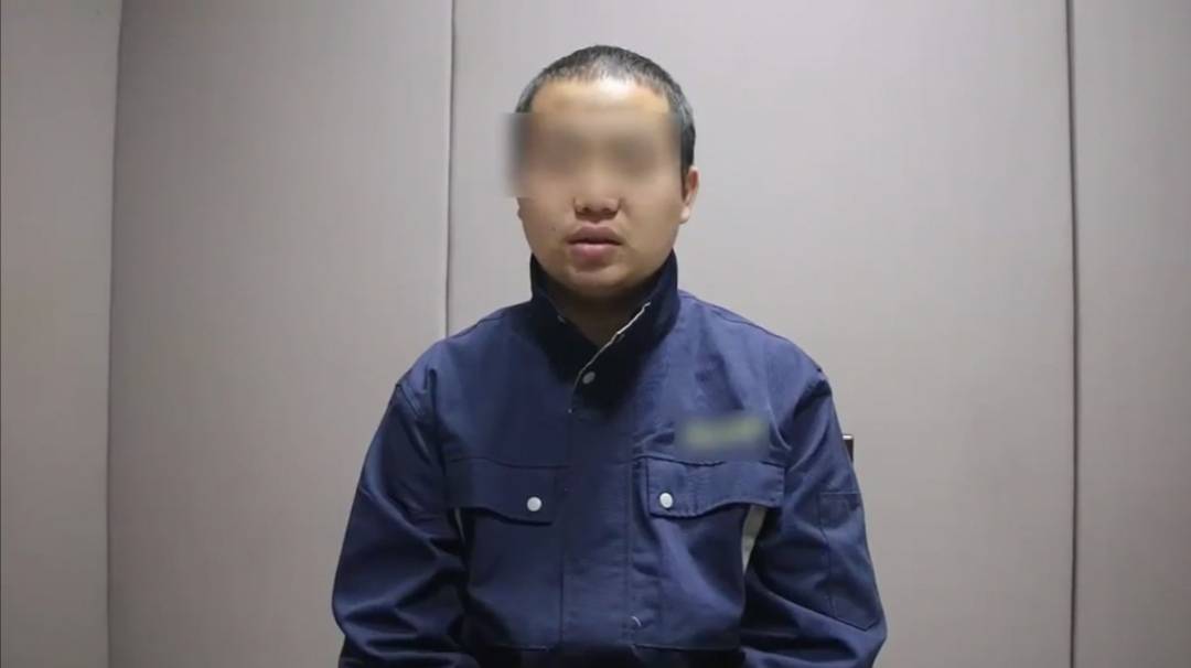 如皋男子当街拳打交警暴力抗法，审讯室里倍感