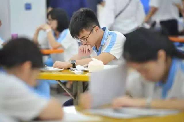 这个高中生学霸的书单让很多大学生汗颜，今年他考上北大