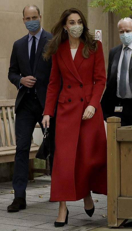 梅根|凯特穿衣“打翻身仗”!红色超长款大衣太惊艳,高贵感梅根哪能比