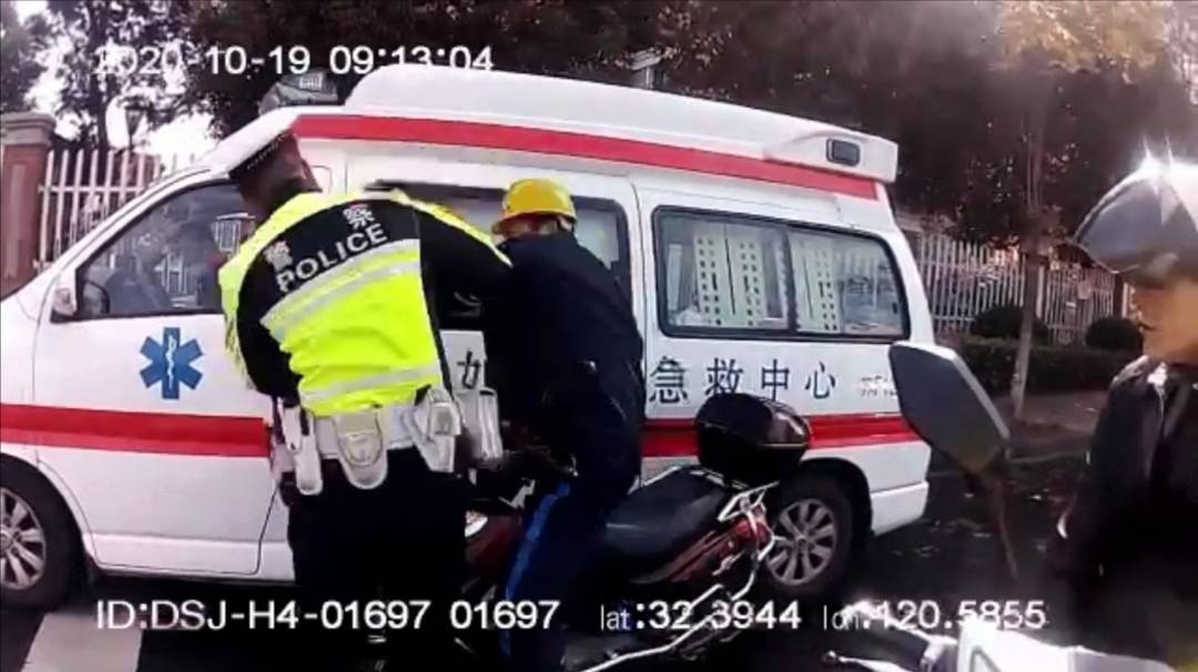 如皋男子当街拳打交警暴力抗法，审讯室里倍感