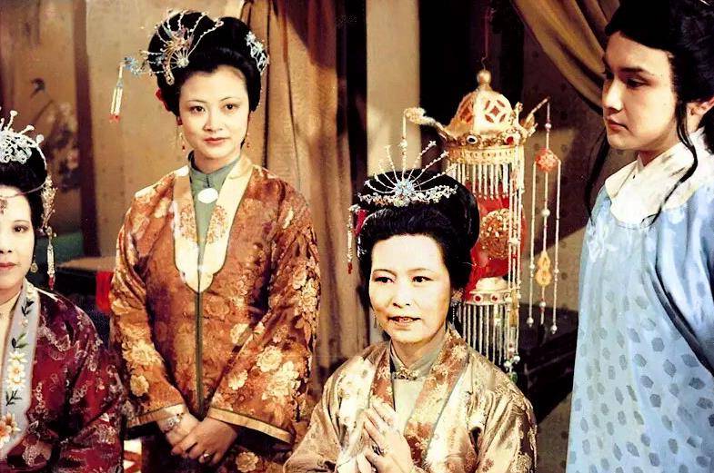 红楼梦袭人为何不向王夫人提起晴雯秘密就在这12个字里