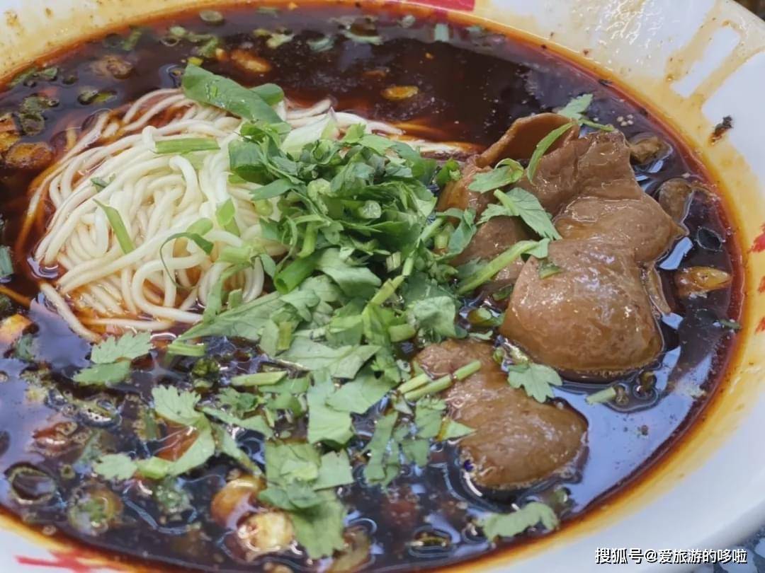 在重庆，小面凭什么排在火锅前面？