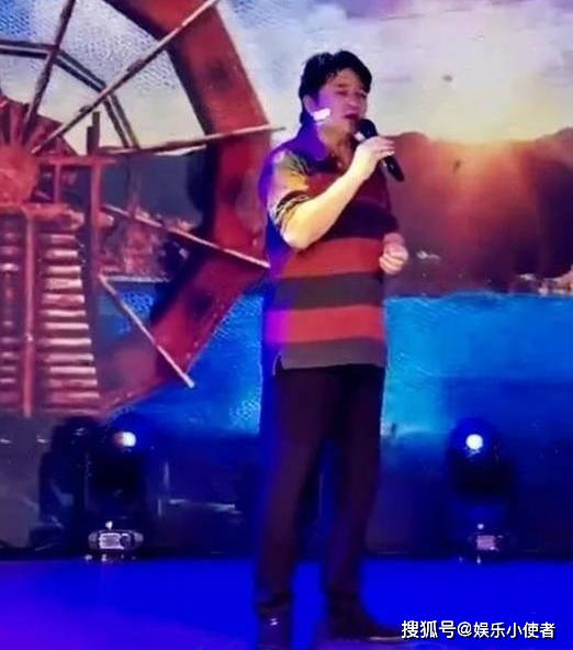 毕福剑罕现身 与美女对唱靠才艺赚钱 可惜大肚腩抢镜!