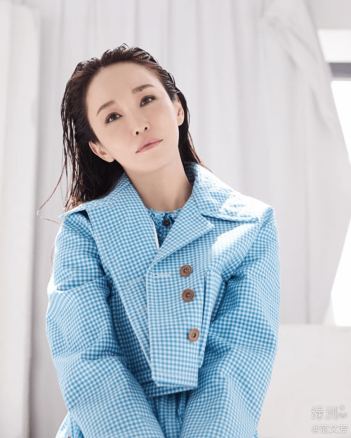 范文芳|范文芳晒照状态好 年近50大胆挑战亮色西装