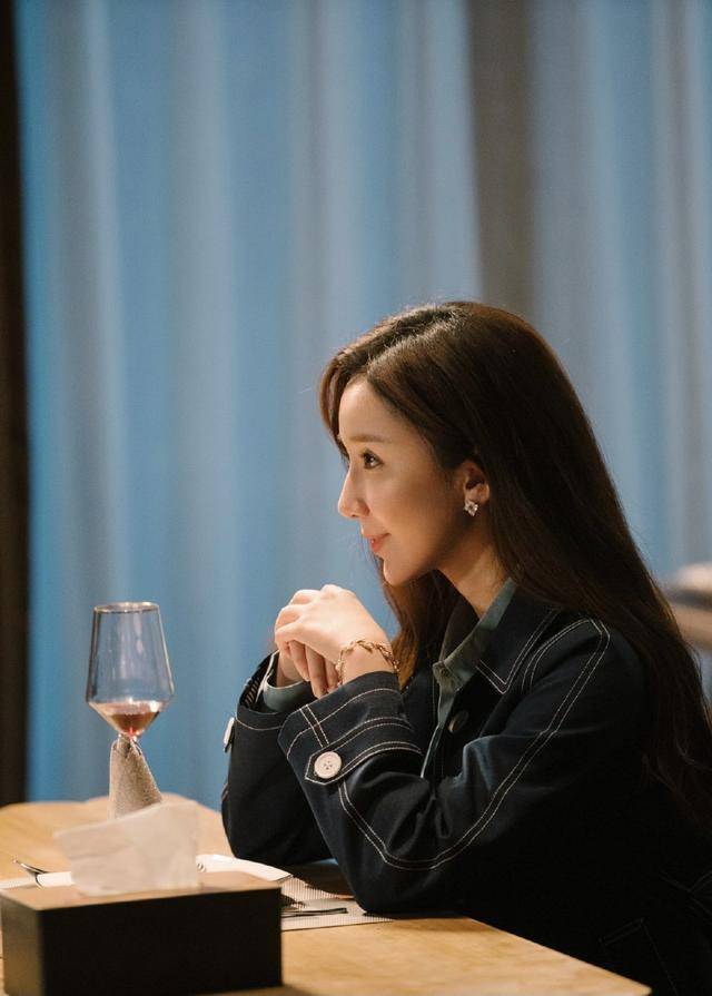 胡一菲|原创娄艺潇版王曼妮不被认可，演了那么多年，她怎么还是胡一菲？